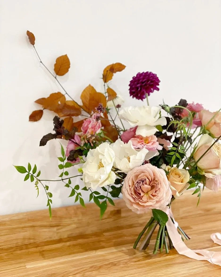 Trailing jasmine, garden roses and a touch of beech. 🌿🍂