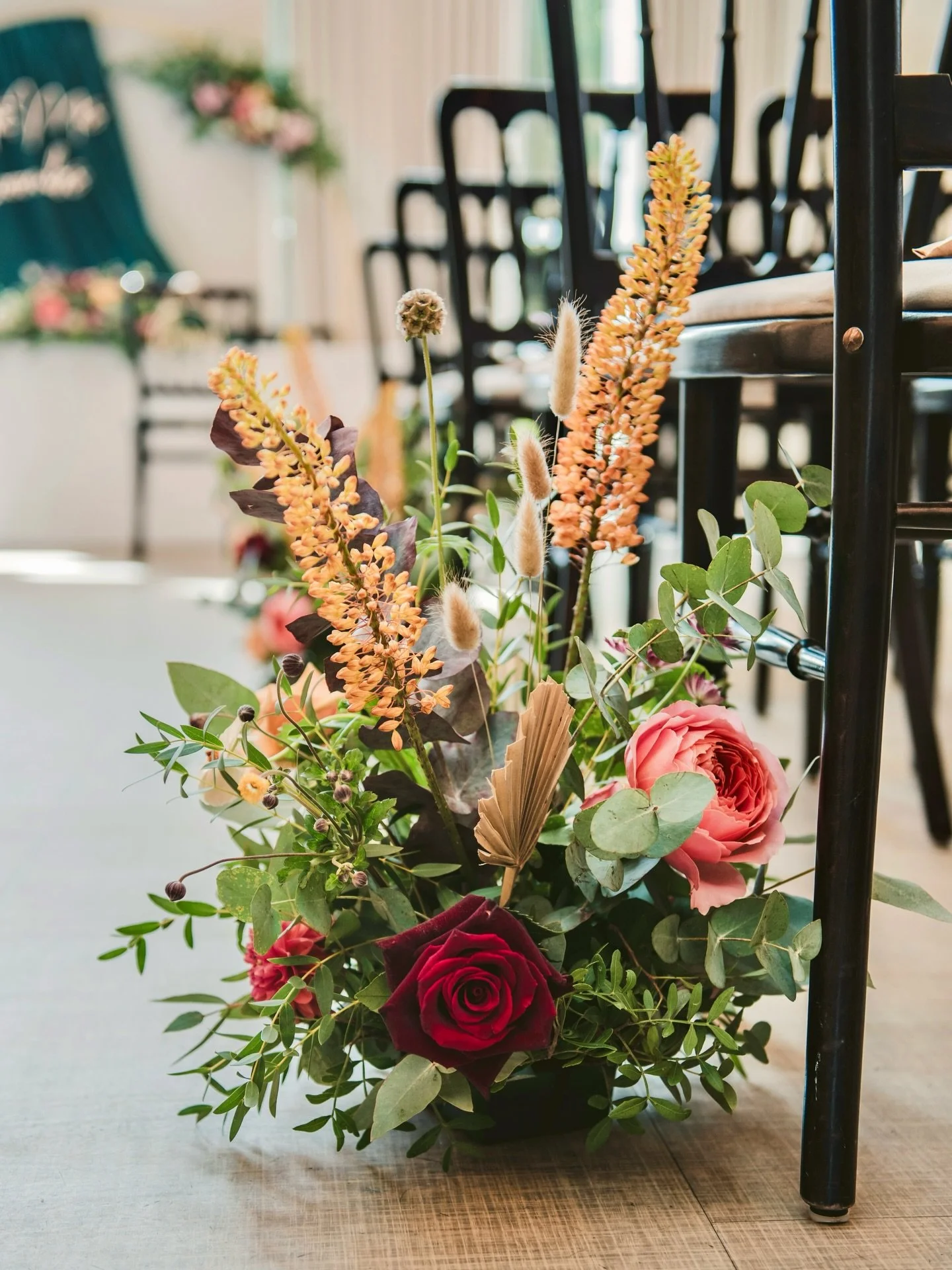 Meadow markers 🌿🍁🌹
Our favourite way to line the aisle&mdash;soft, natural, and effortlessly romantic. 📸 Photo credit: @silverleaf_photography