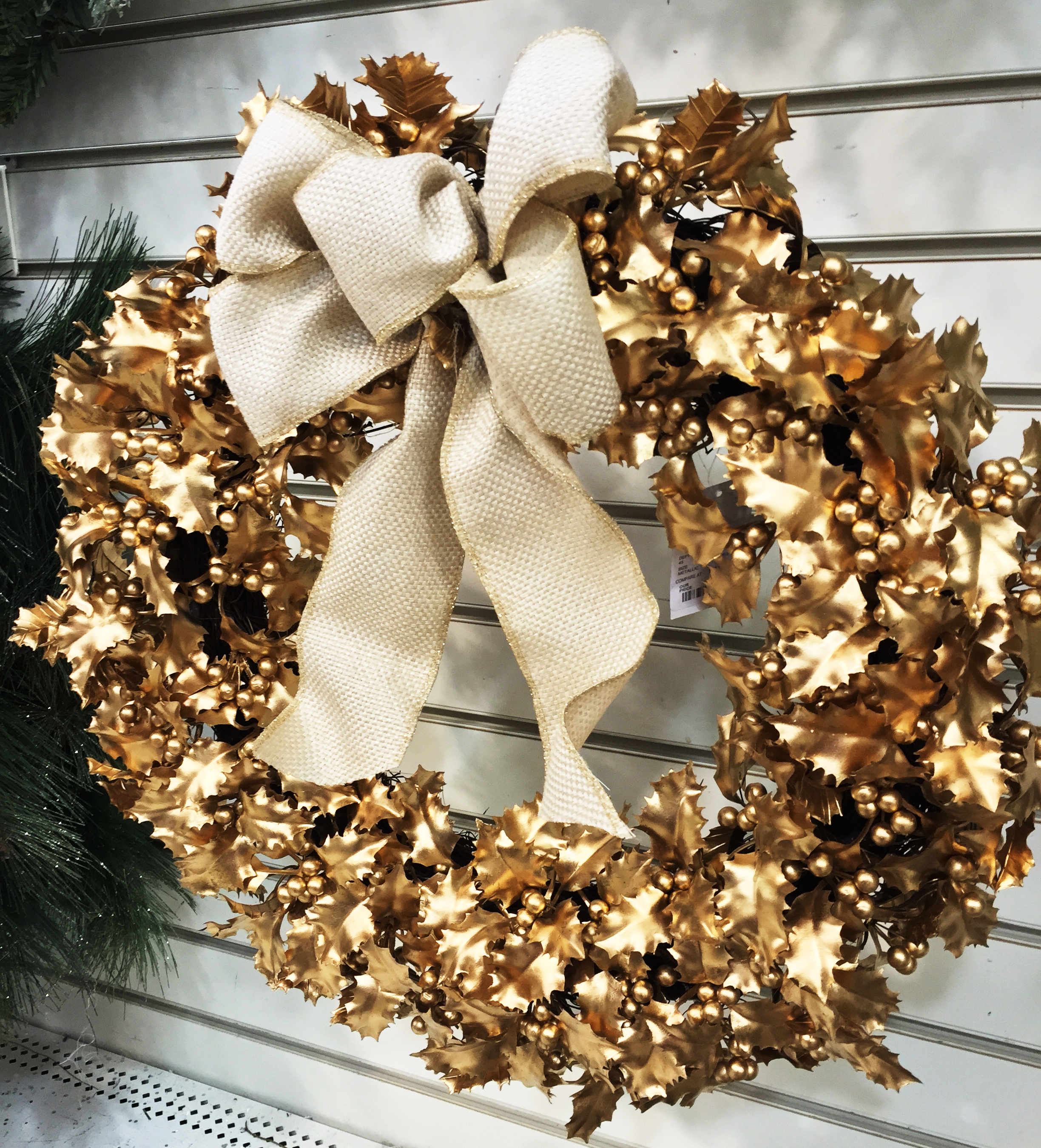 gold_holly_wreath.png