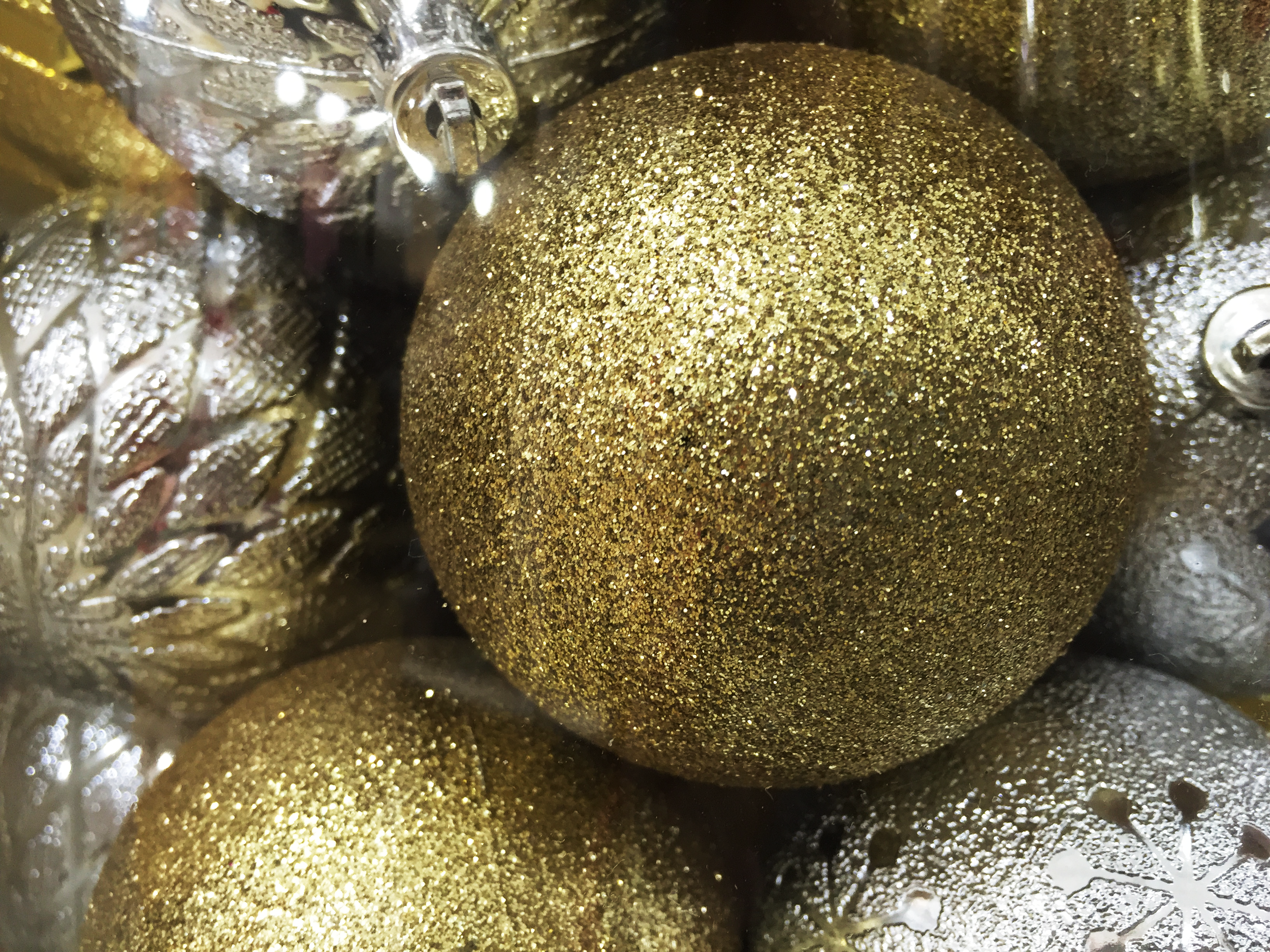 silver_gold_ornaments.png