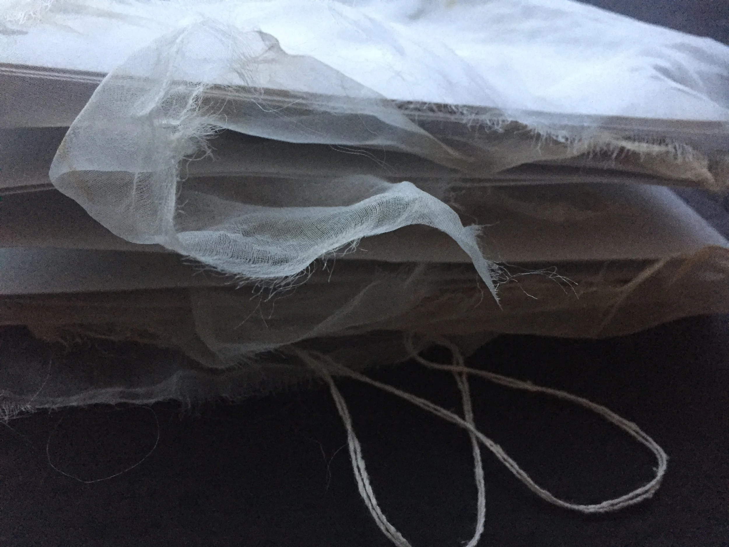 “Boka er som et dikt for hånden, poesi for fingrene, med sine ulike teksturer og sansbarheten i tråd, stoff og papir.” — Gro Dahle, forfatter