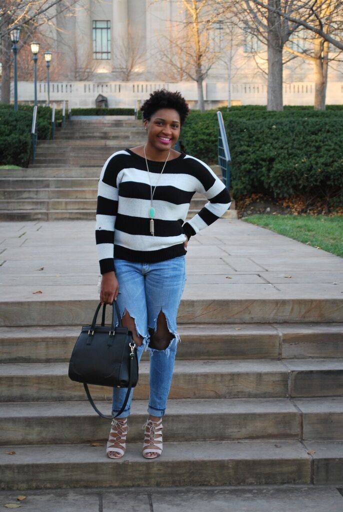 Fashion blogger wearing skinny jeans, stripy heels, and a stripes sweater with pink lipstick.
