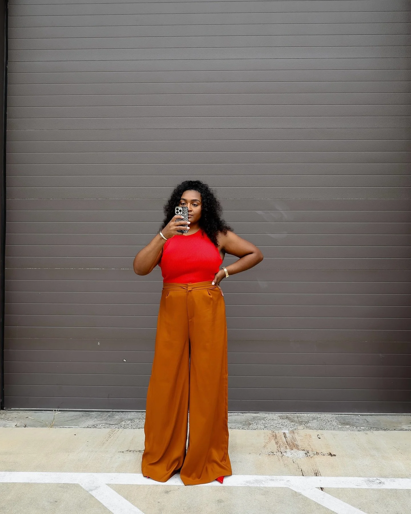 Which look do you prefer? 👀 

I started #wegotclothesathome to show you how to maximize your wardrobe by rewearing pieces. Today I am showing you two different ways to style brown wide leg trousers.
⠀⠀⠀⠀⠀⠀⠀⠀⠀
1: Pre-Fall color blocking with a red sw