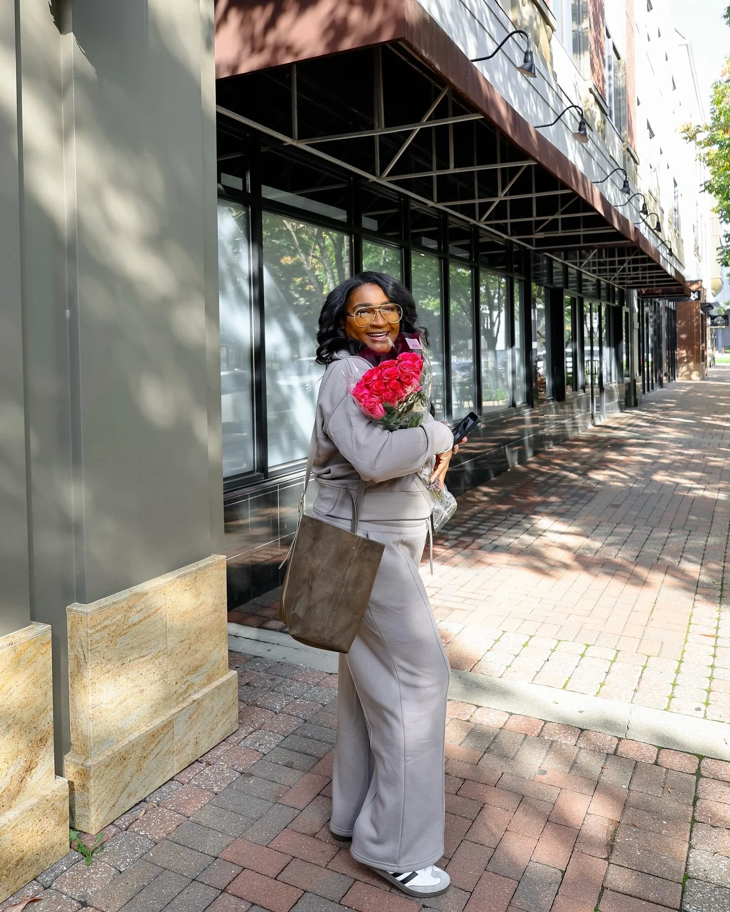 Casual, cozy, and chic in @rbxactive to pick up my weekly flowers order. #ad
⠀⠀⠀⠀⠀⠀⠀⠀⠀
Matching sets make getting dressed easy. This set is cozy and plush, almost feels like fleece lining. Perfect for the pumpkin patch, running errands, or lounging a