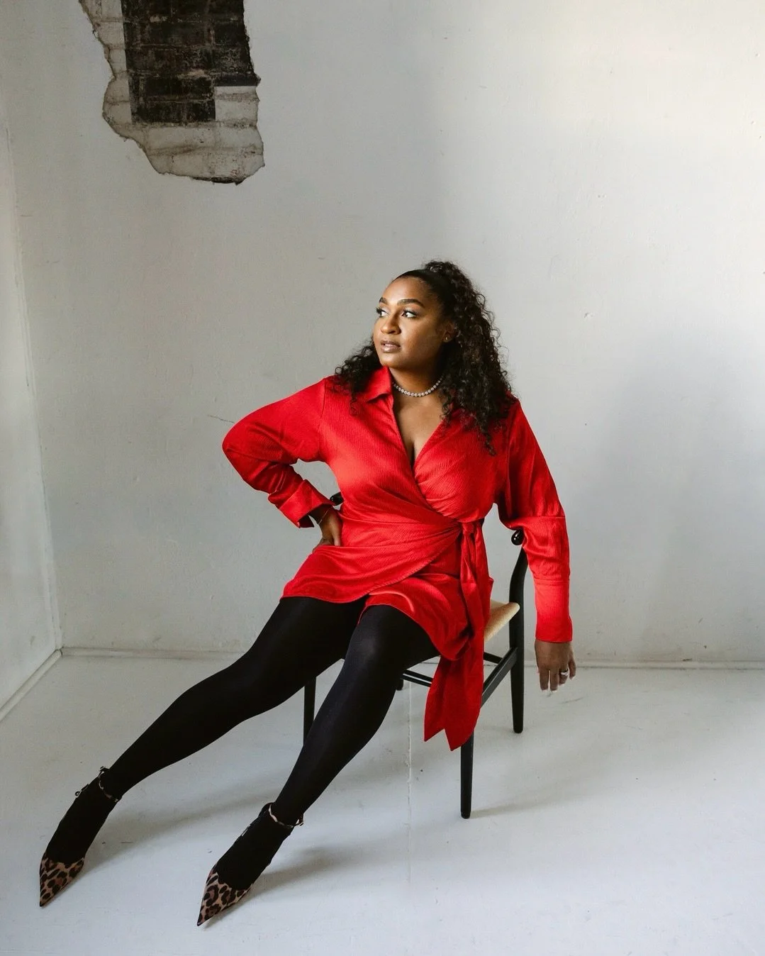 Valentine&rsquo;s Day is almost here. Which look is your favorite? 🥰🌹

1- Red wrap dress x leopard @zara heels
2- Red high neck dress x strappy gold heels
3- Hot pink matching set x snakeskin boots
4- @nike quarter zip x skirt
5- Hot pink bodycon d