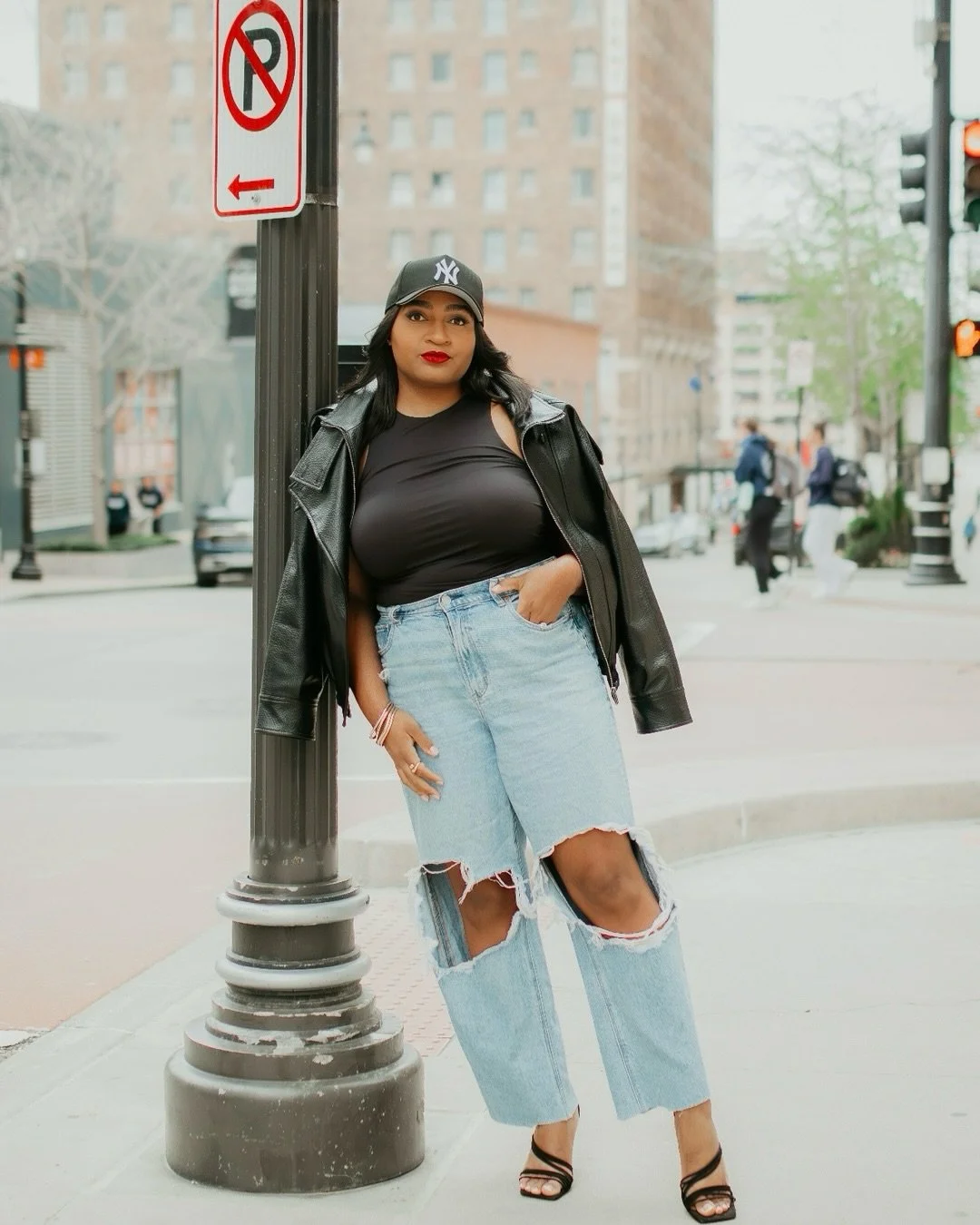 Still getting my cooler weather fits off 🖤

📸: @gracewaterman.co 

#chillfits #wegotclothesathome #nyfitted #momoutfits