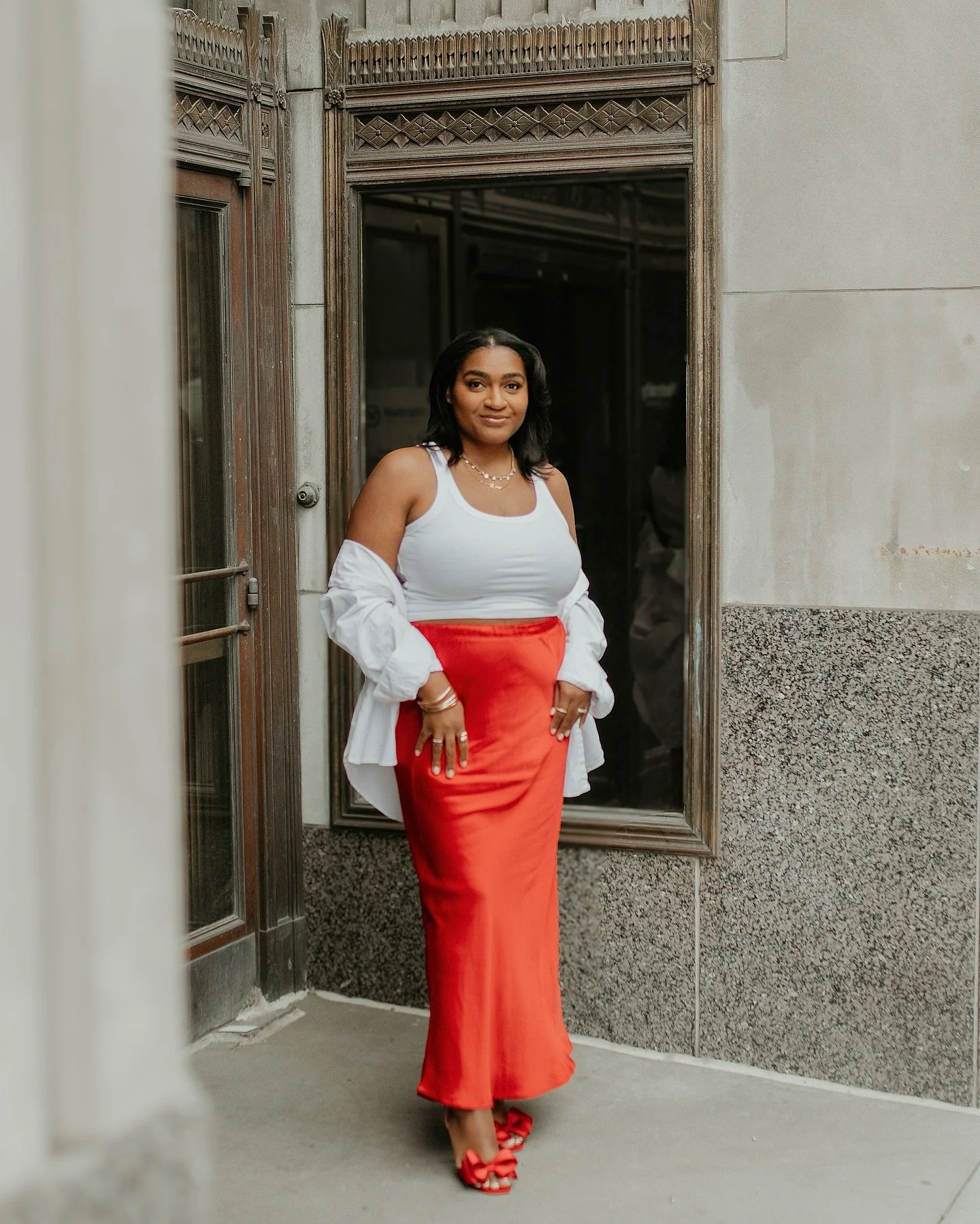 Never beating the satin skirt addiction allegations 🫢😂&hearts;️ 

Here&rsquo;s a chic Spring look that you can repeat with any skirt and heels for a dressy look OR throw on sneakers and a hat for a casual vibe. 🤍

These @jessicasimpsonstyle heels 