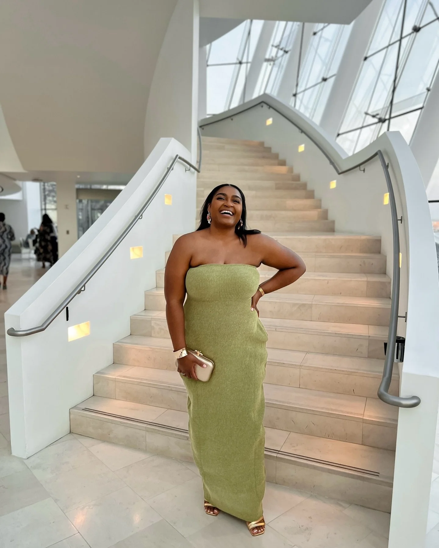 10 Cool Mom Spring Fits + Spring Shopping List 🧥🌸👟 // SAVE THIS POST ❤️
⠀⠀⠀⠀⠀⠀⠀⠀⠀
1: Bold color dress for nights out
2: Flowy tank that stands alone + can be layered
3: Black tank and trousers for easy styling
4: Wide leg trousers (look great on e