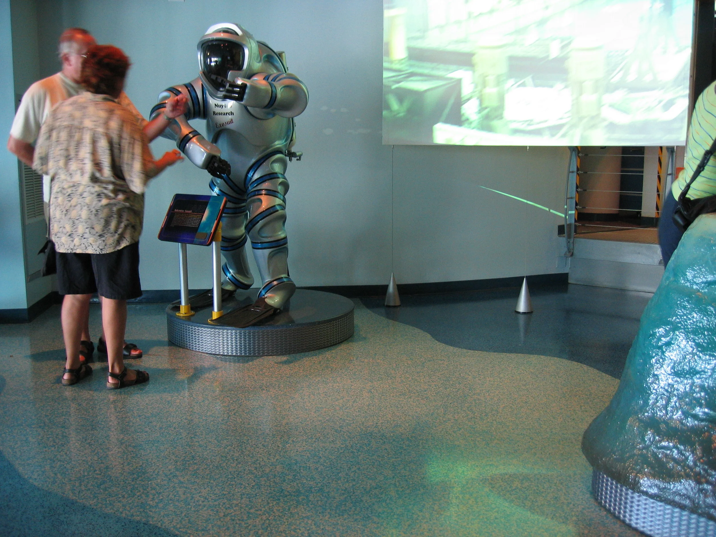 BUEI 1 diver:visitor.JPG