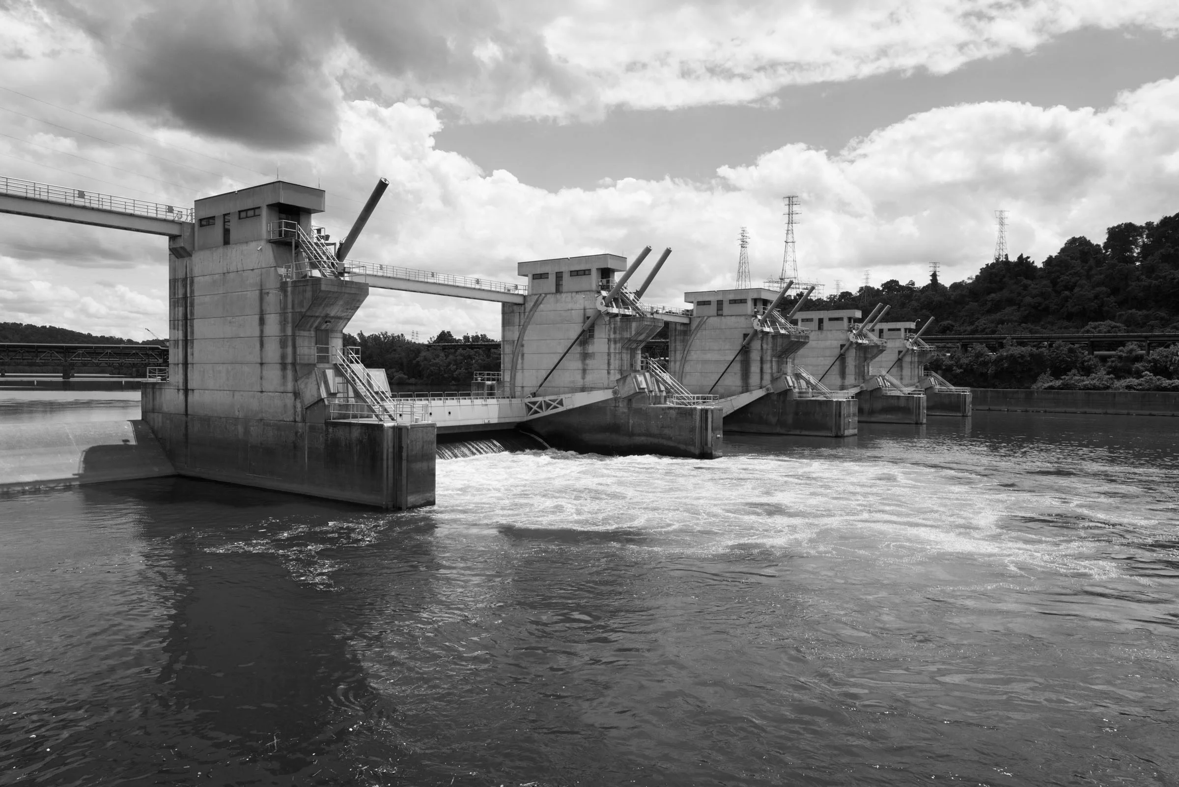 View of the Braddock dam, which maintains the depth of the upstream pool. This new gated dam was completed in 2004 and replaced a nearly 100-year-old fixed crest dam.
Credit: Jonno Rattman for the Wall Street Journal
Slug: PAWATERWAYS