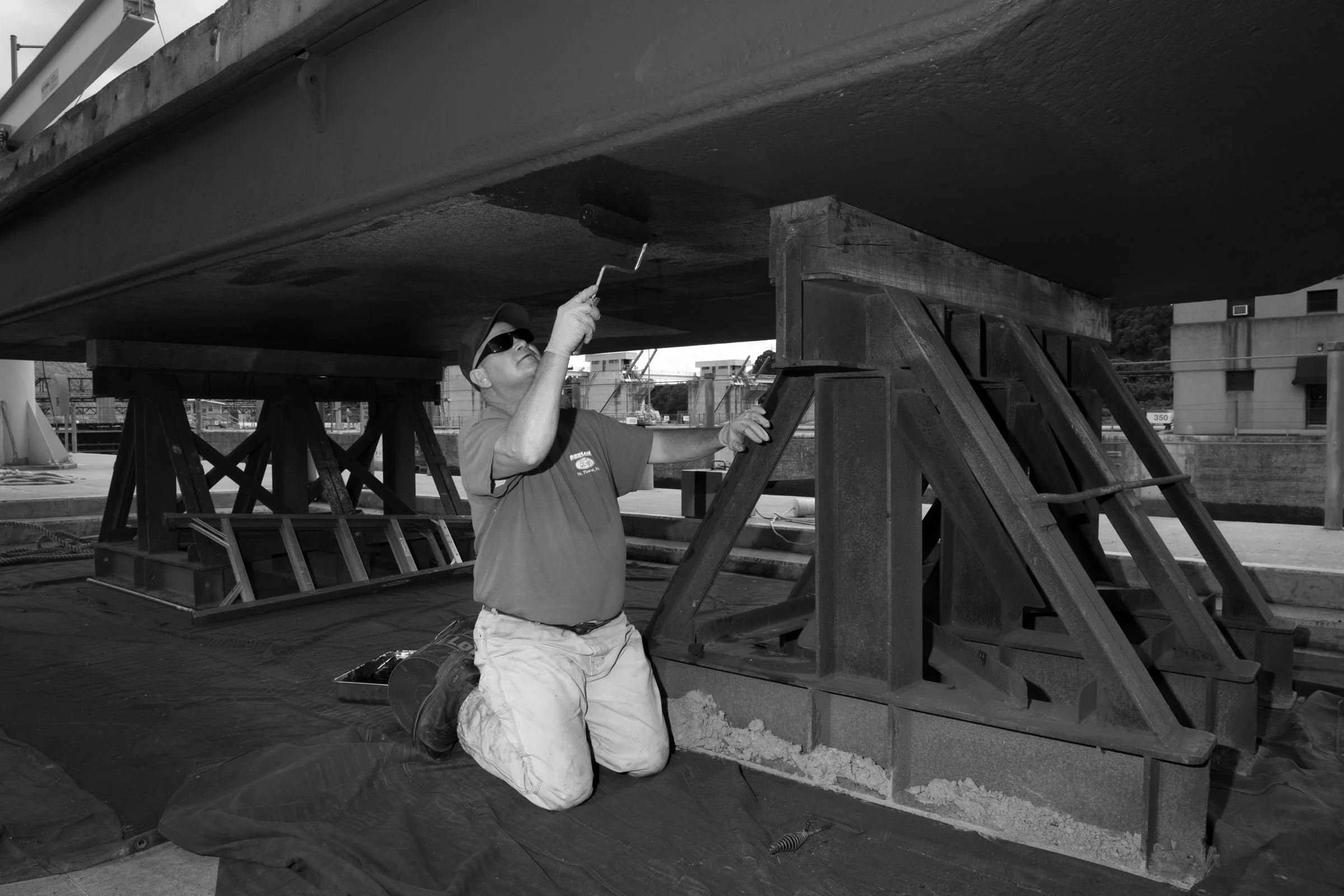 Darren Hamm paints the bottom of a US Army Corps of Engineers work skiff at the Braddock Locks and Dam.
Credit: Jonno Rattman for the Wall Street Journal
Slug: PAWATERWAYS