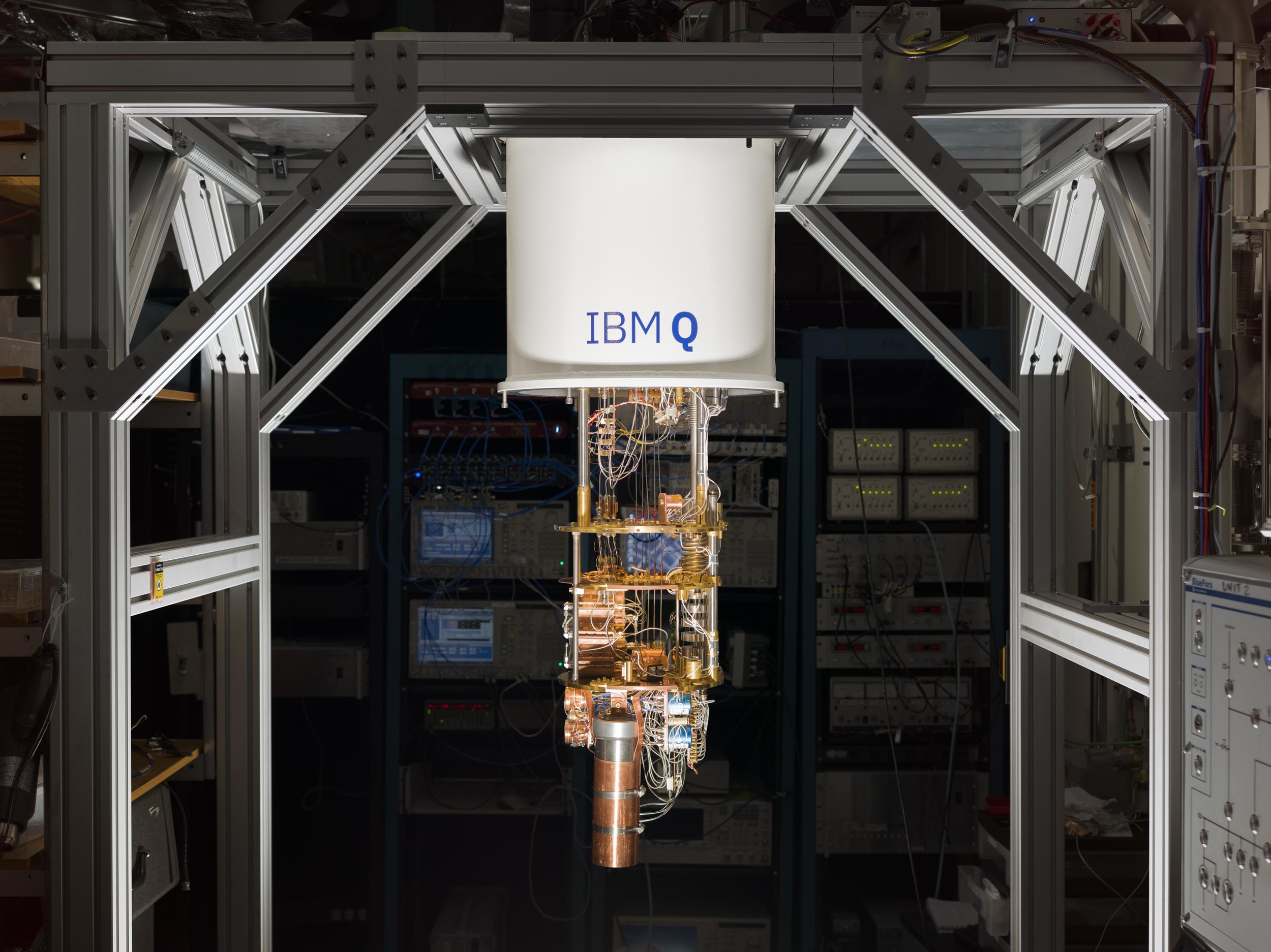 Мощность квантового компьютера. Квантовый компьютер IBM 2020. Квантовый компьютер IBM 2001. Компьютеры IBM 2021. Корпорация IBM изобретает квантовый компьютер..