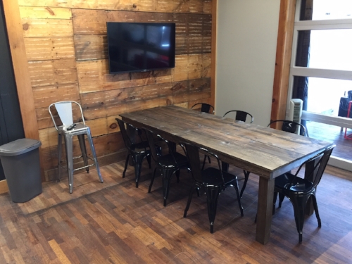 Impromptu meeting space with 50" TV