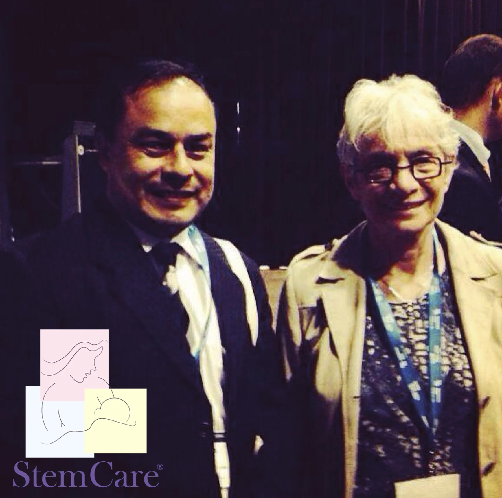 Fotografía. Dr. Byron Calgua Guerra - Director Médico Stem Care y Dra. Eliane Gluckman, M.D., Ph.D. Congreso ISCT abril 2014 - París, Francia.