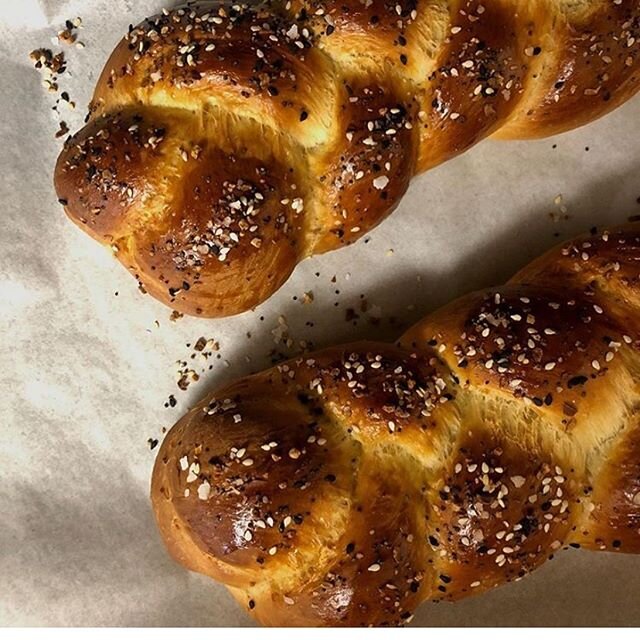 This can be your Shabbat challah 🙌🏼 Learn how with our very own @jewber_eats tonight at 5pm! Zoom deets in our story.