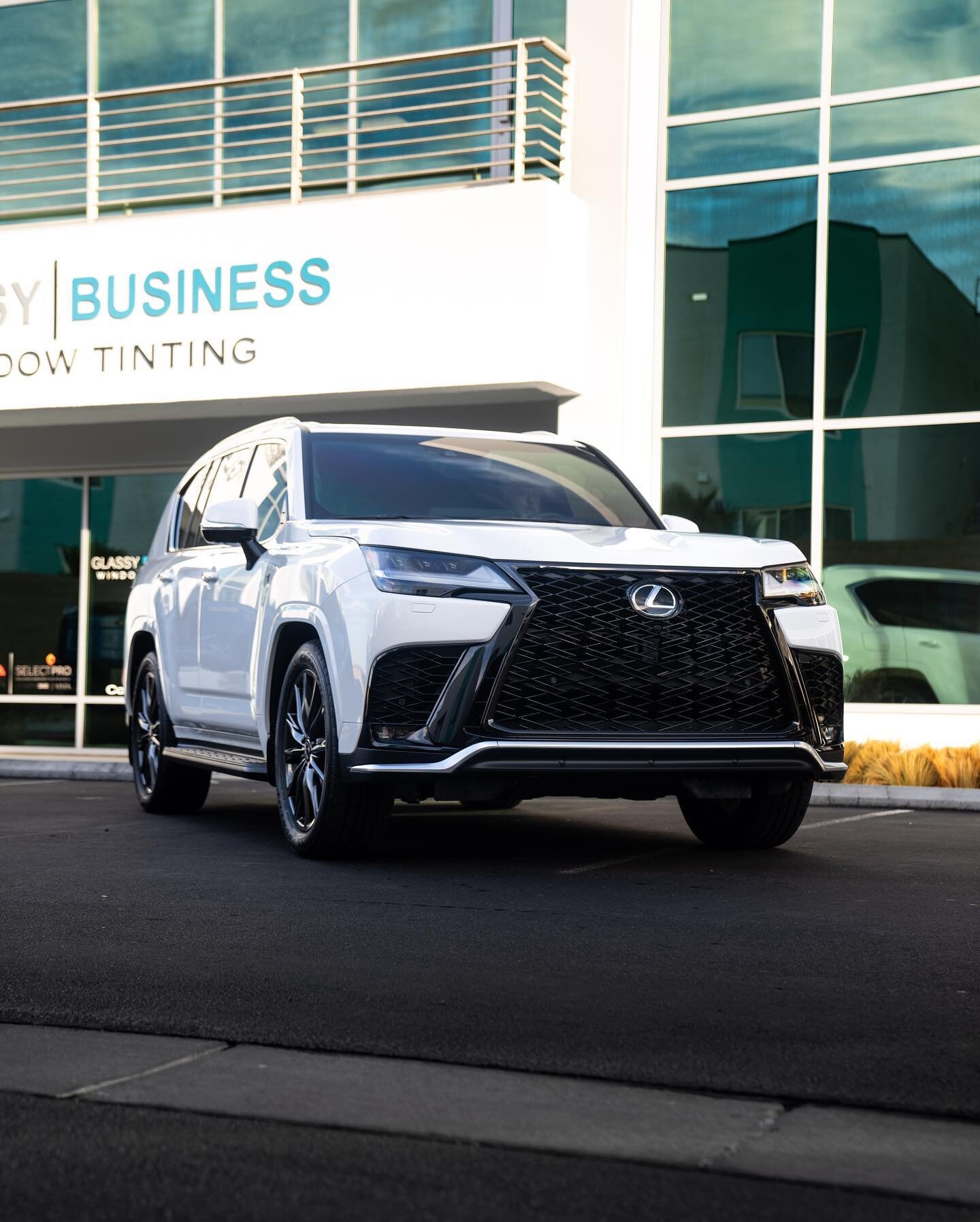 Lexus LX500 got one of our most popular packages 😎 

- Full front PPF with Xpel Fusion PPF
- Full tint with Llumar FormulaOne Pinnacle 

#Lexus #LX500 #tinted #GlassyBusiness #PPF