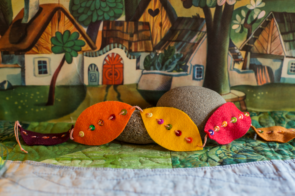 Fall leaf garland | Autumn crafts in the Forest Fairy Crafts books by Lenka Vodicka-Paredes and Asia Curry. Handwork and enchanted ideas for children of all ages.