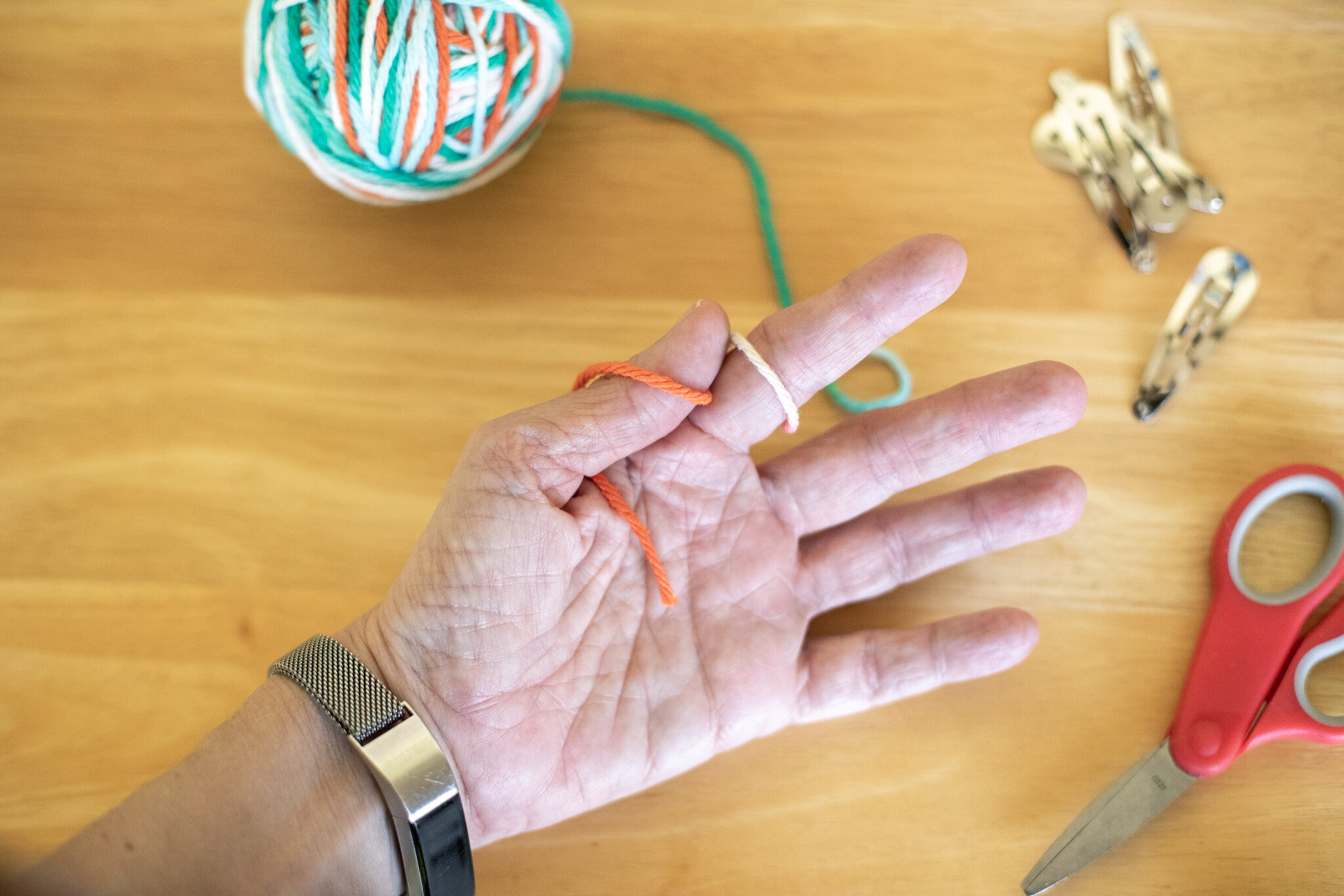  Wind the yarn between your finger and thumb again. It now loops all the way around your first finger. 