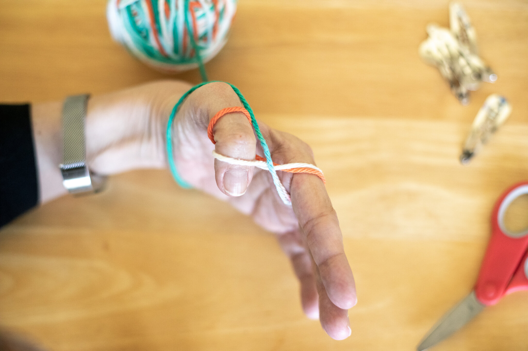  Loop the yarn around your finger again. From above, it will look like this photo. 