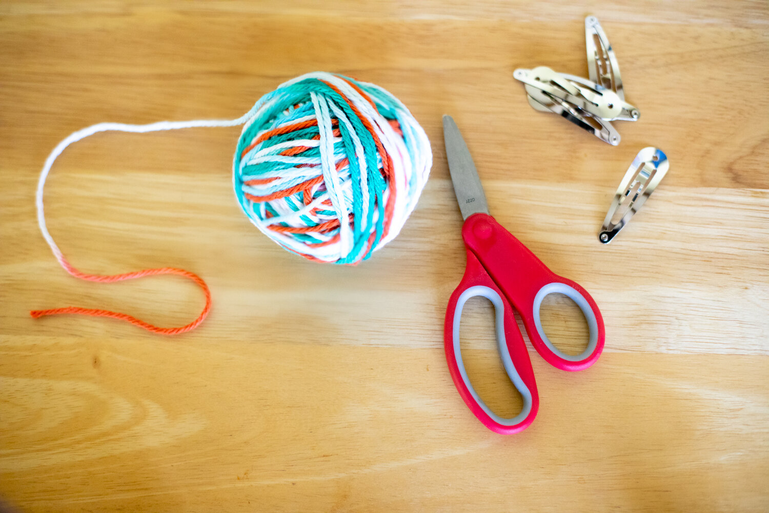 How To Wind A Yarn Ball By Hand Without Any Tools! 