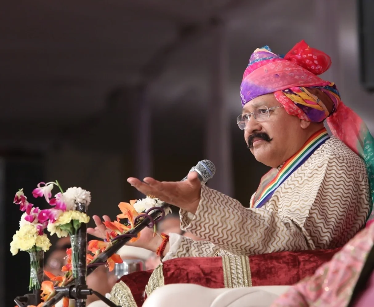 Guru Maharaji giving Satsang.jpeg