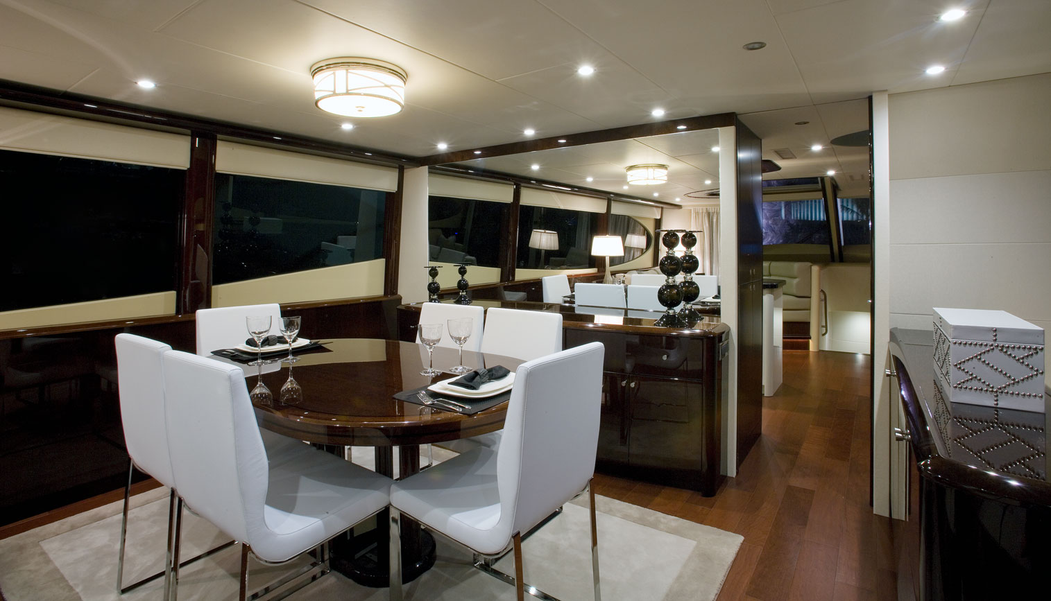 LAZ84085_Dining01.jpg