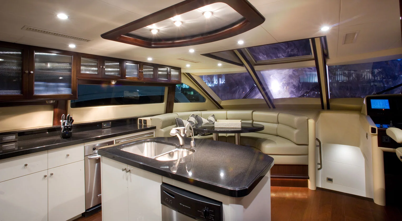 LAZ84085_Galley02.jpg
