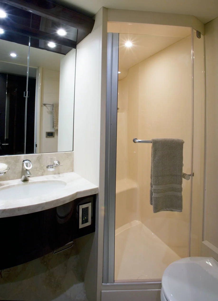 LAZ84085_VIPBath01.jpg