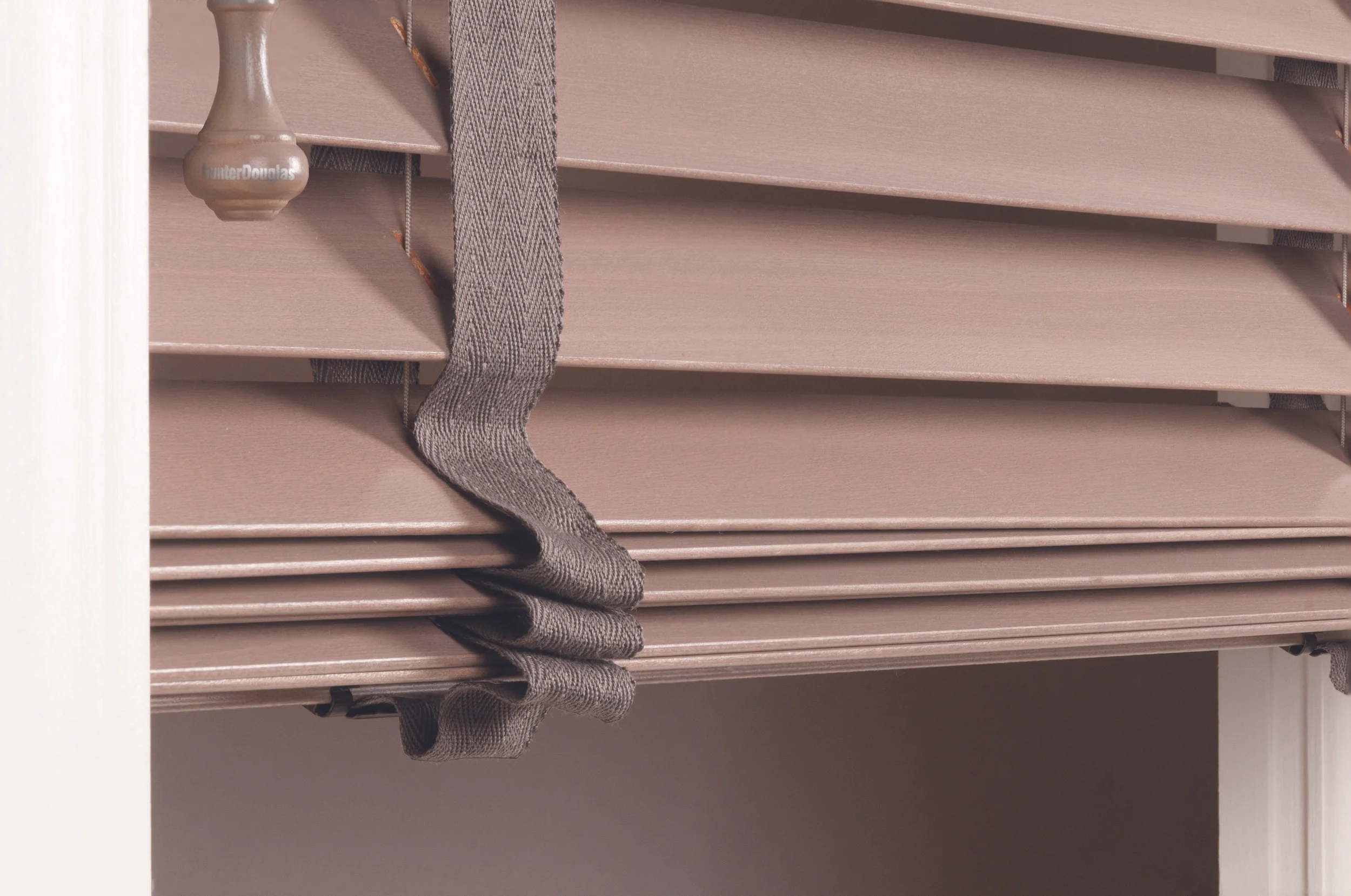 2014_PAR_Standard Cordlock_Basswood_Hardware Detail WOOD BLINDS CLOSE UP.jpg