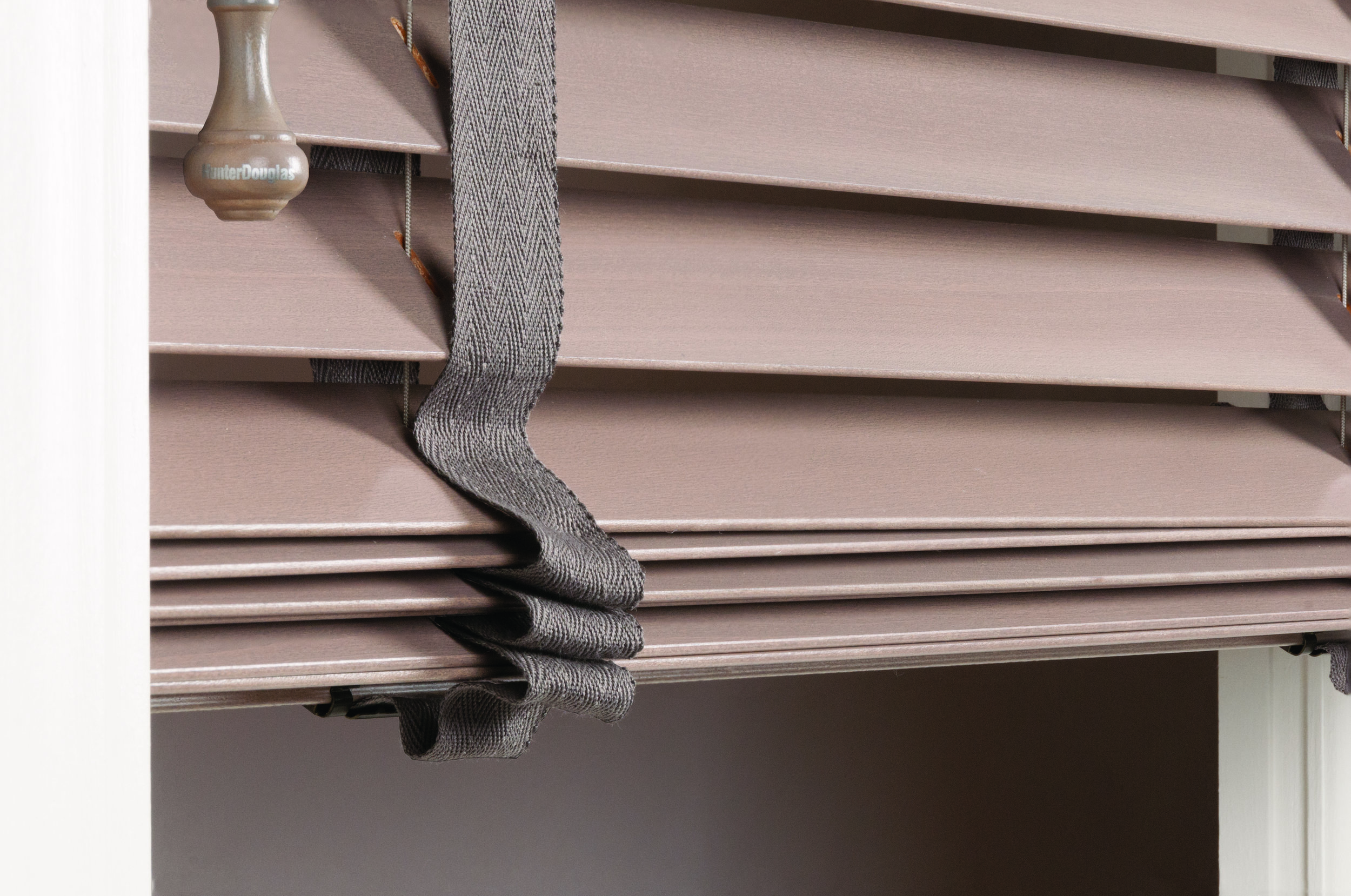 2014_PAR_Standard Cordlock_Basswood_Hardware Detail WOOD BLINDS CLOSE UP.jpg