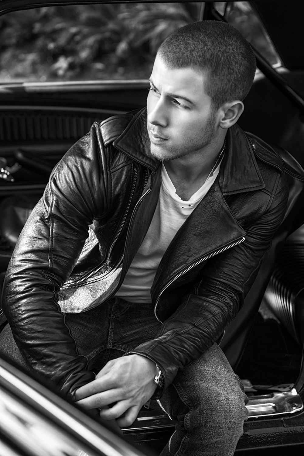 mh_AndrewZaeh_NickJonas_ChainsPromo_01.jpg