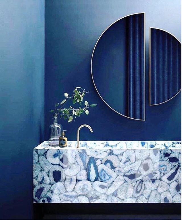 Love this sink from @shelldesignshop

#rp A case of the moody blues🌌 #agate #blue #bathroomdesign #bathroominspo #bathroomdecor #bluebathroom #becreative #usecolor #dise&ntilde;odeba&ntilde;os #bienesraices #puertorico #brooklynheights #dumbobrookly