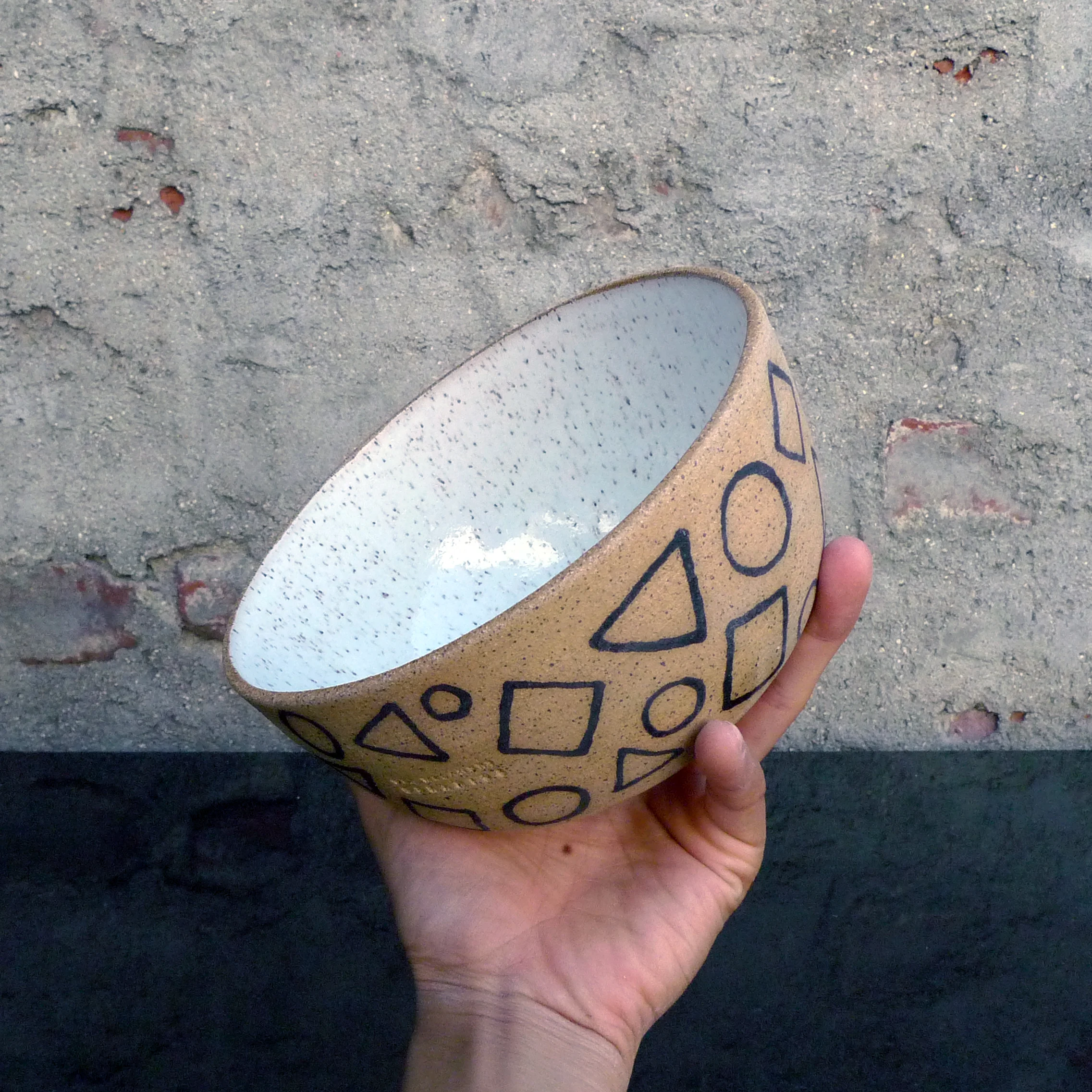 BOWL_SHAPE_WHITE_HAND.jpg