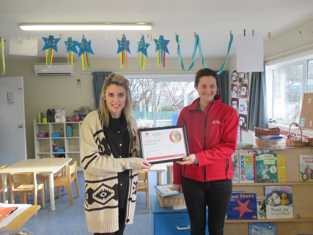 Chloe Balderstone (right) from the Heart Foundation presents Kelsea with our certificate.