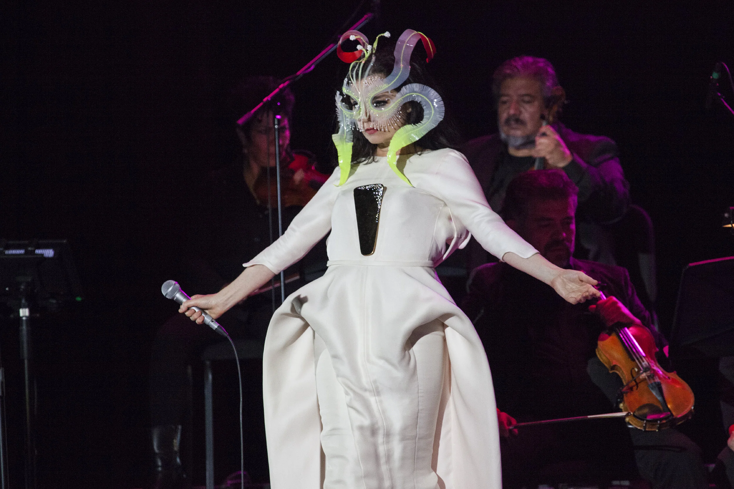 Björk, cited as one of Iceland’s most famous musicians, performing in Mexico City in 2017. Credit: A. Maldon (Wikimedia Commons).