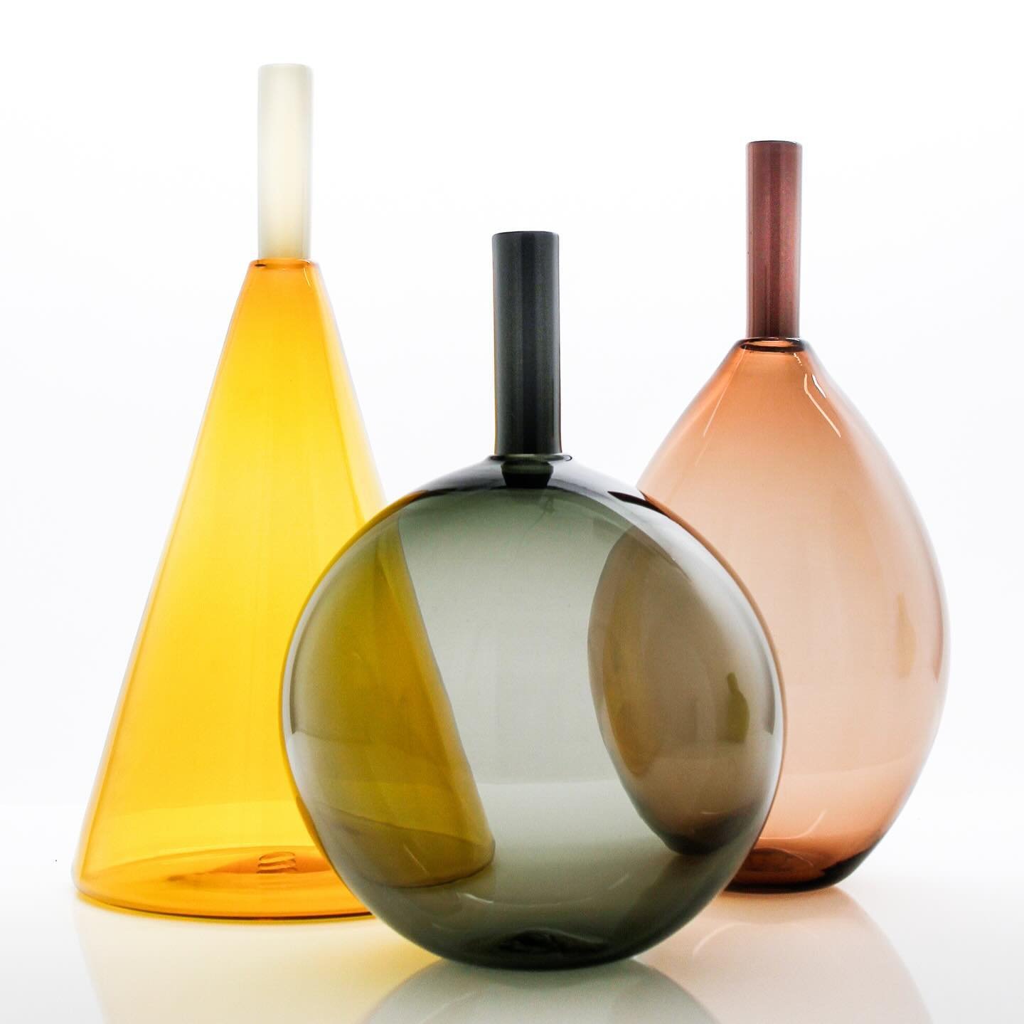 What&rsquo;s your preference, color mixing or monochromatic?

Tube Tops - Medium 
Blown Glass with welded union
Design by Lynn Read 2012
Made in the Portland, Oregon 
11-17&rdquo; tall

#vitreluxe_events #pdx #colorstory 

#handmade&nbsp;#artisanmade