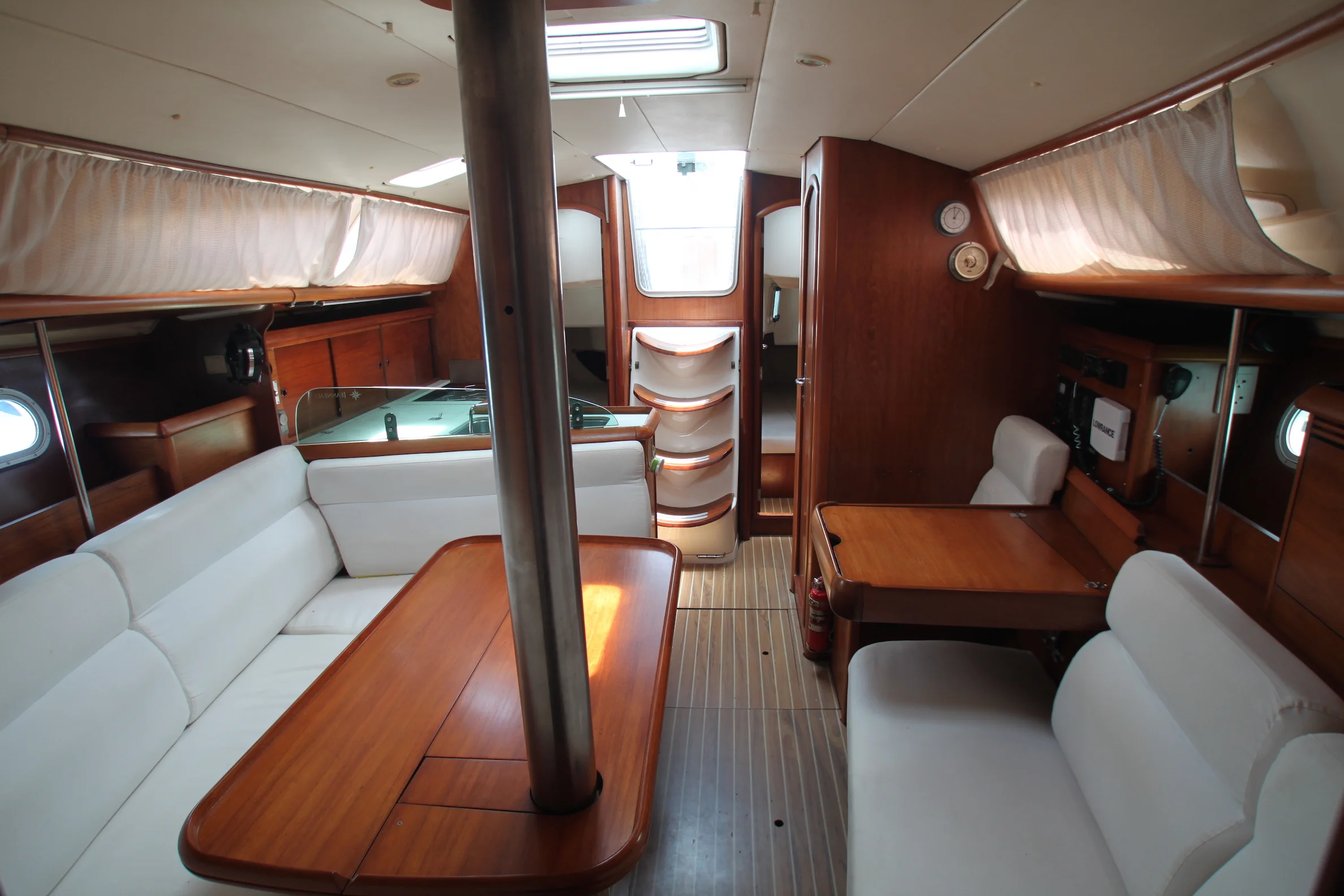 saloon aft 1.JPG