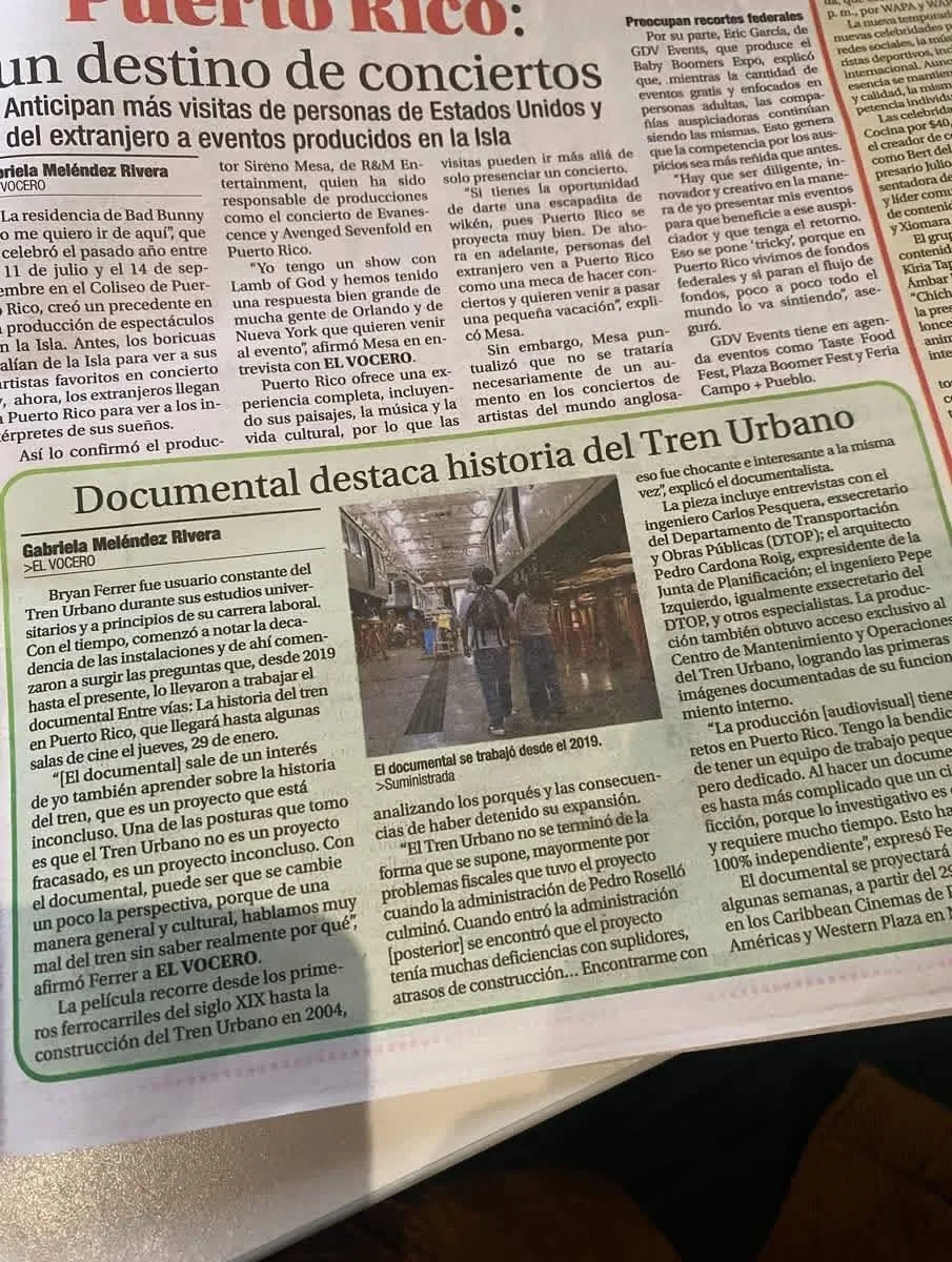 Artículo de periódico en español titulado "Documental destaca historia del Tren Urbano", con una foto de una estación de tren y personas esperando, y texto que describe el trabajo de Bryan Ferrer en el Tren Urbano desde 2019.