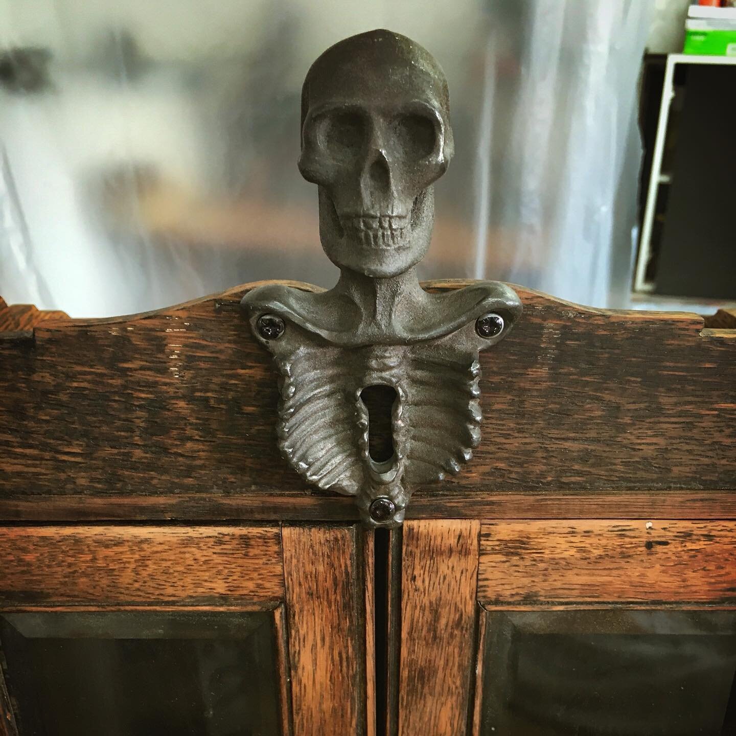 Locke without the Key.  Detail from miniature spirit cabinet - private commission #lockeandkey #spiritcabinet #antiqueskull