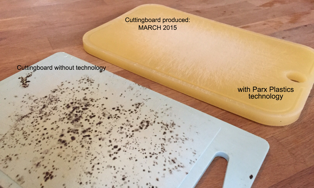 A cutting board without technology compared and a cutting board with Parx’ technology, left in a closed, moist dishwasher for 4 days.