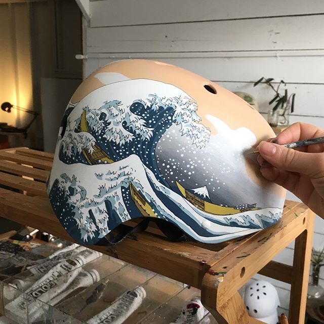 This #greatwave helmet takes forever, but commuting with art on your head is worth the work. For a local customer to wear on his @boostedboards featuring the phonemes of his name in Japanese characters.