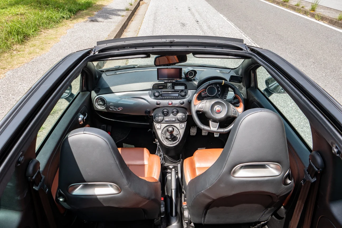 マニュアル車を運転してみたい女子におすすめ イタリア生まれの小さなオープンカー アバルト500c Anyca エニカ News カーシェアリングの最新ニュース