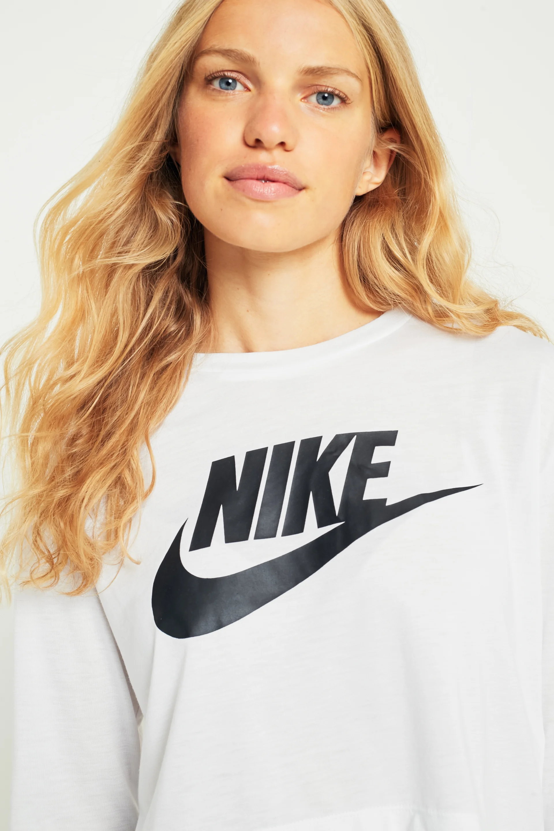 0180408120062 NIKE ESENTIAL LS CROP WHT 010_1096839.jpg