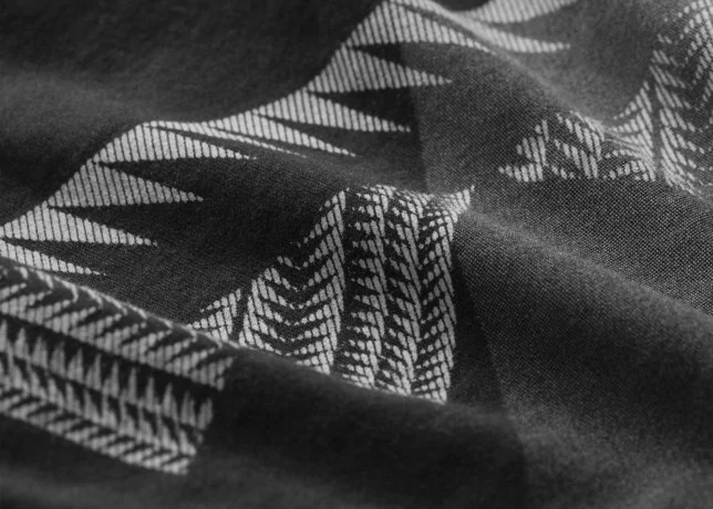 Ho13_N7_W_PWM_Graphic_Vneck_603875-010_Detail_02_24615.jpg