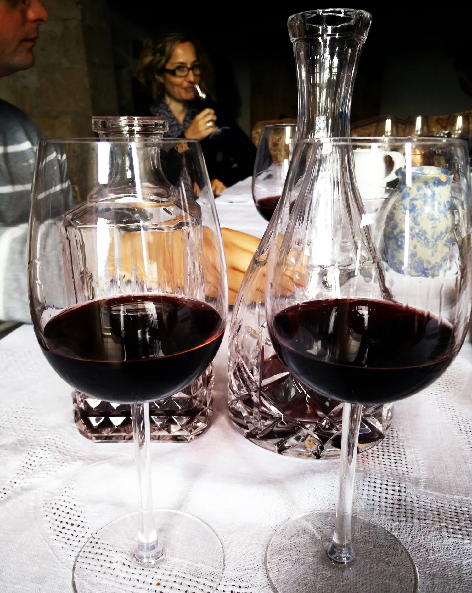 Comparative red wine tasting.