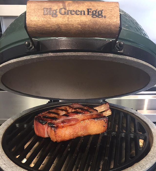 This &quot;Little Green Egg&quot; (Minimax) arrived today, so we introduced it to our sugar-pit bacon. It was love at first sight. @biggreenegguk