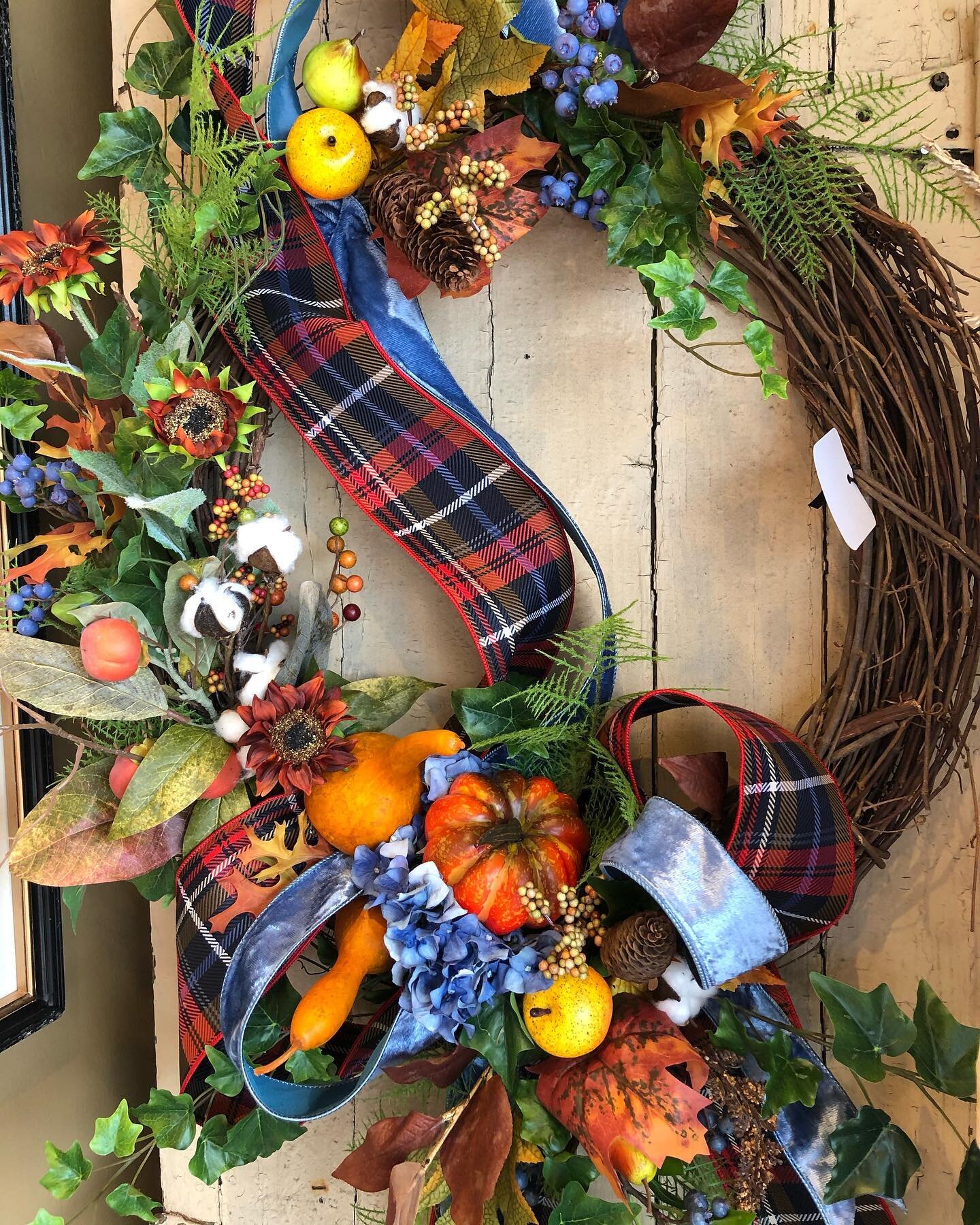 Fall Open House, &ldquo;Giving Thanks&rdquo;, starts today @lloydandlady boutiques!  Stop by and see all the beautiful, one of a kind,  Fall wreaths!
. 
.
.
#fall #falldecor #fallwreath #fallwreaths #wreath #floraldesign #customfloraldesign #shoploca