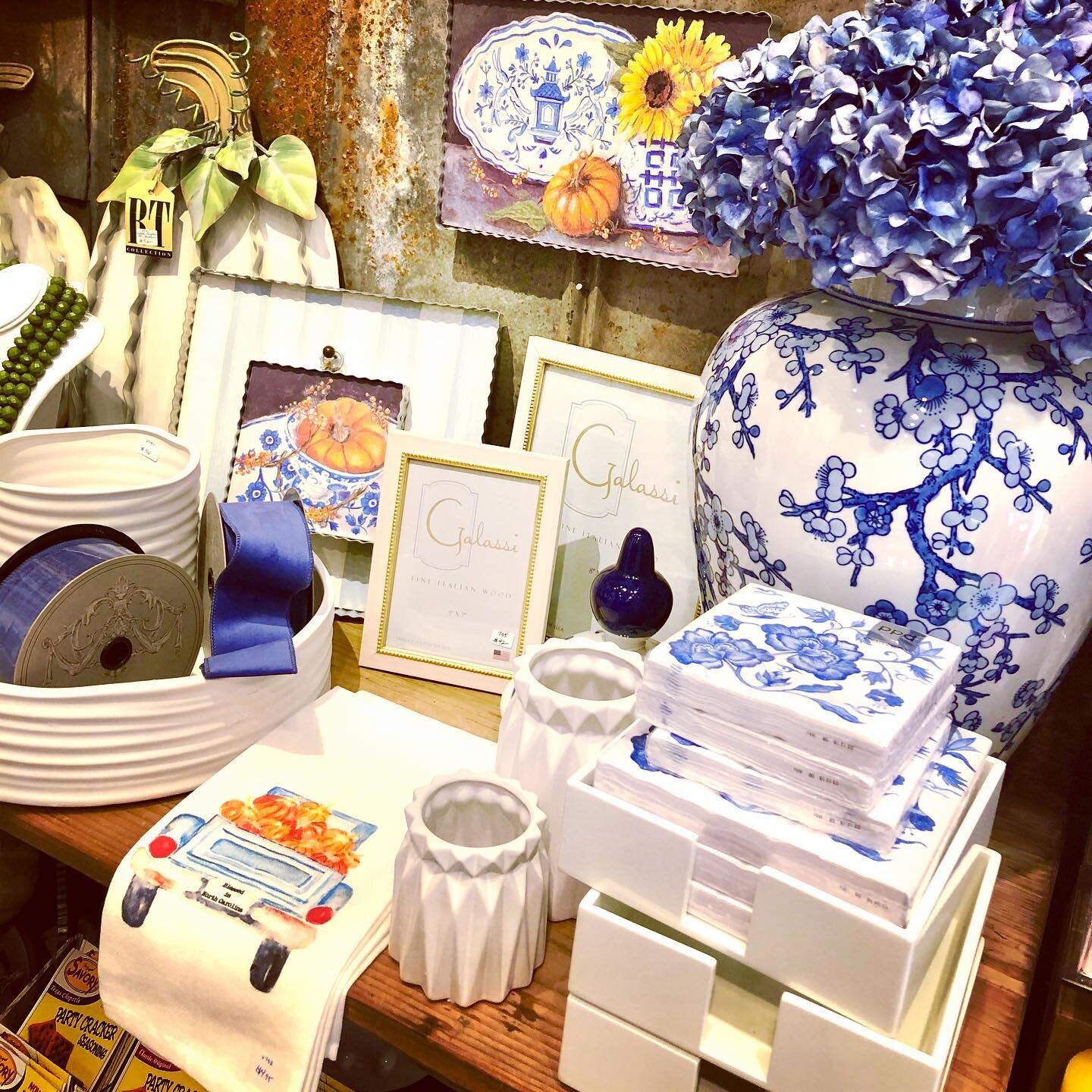 Blue and white home decor remains strong this Fall and upcoming holiday season. Keith Lloyd Designs has it for you @lloydandlady boutiques!  Open 10-6 today.
.
.
.
#blueandwhitedecor #blueandwhitehome #fall #falldecor #falldecoratingideas #blueandwhi