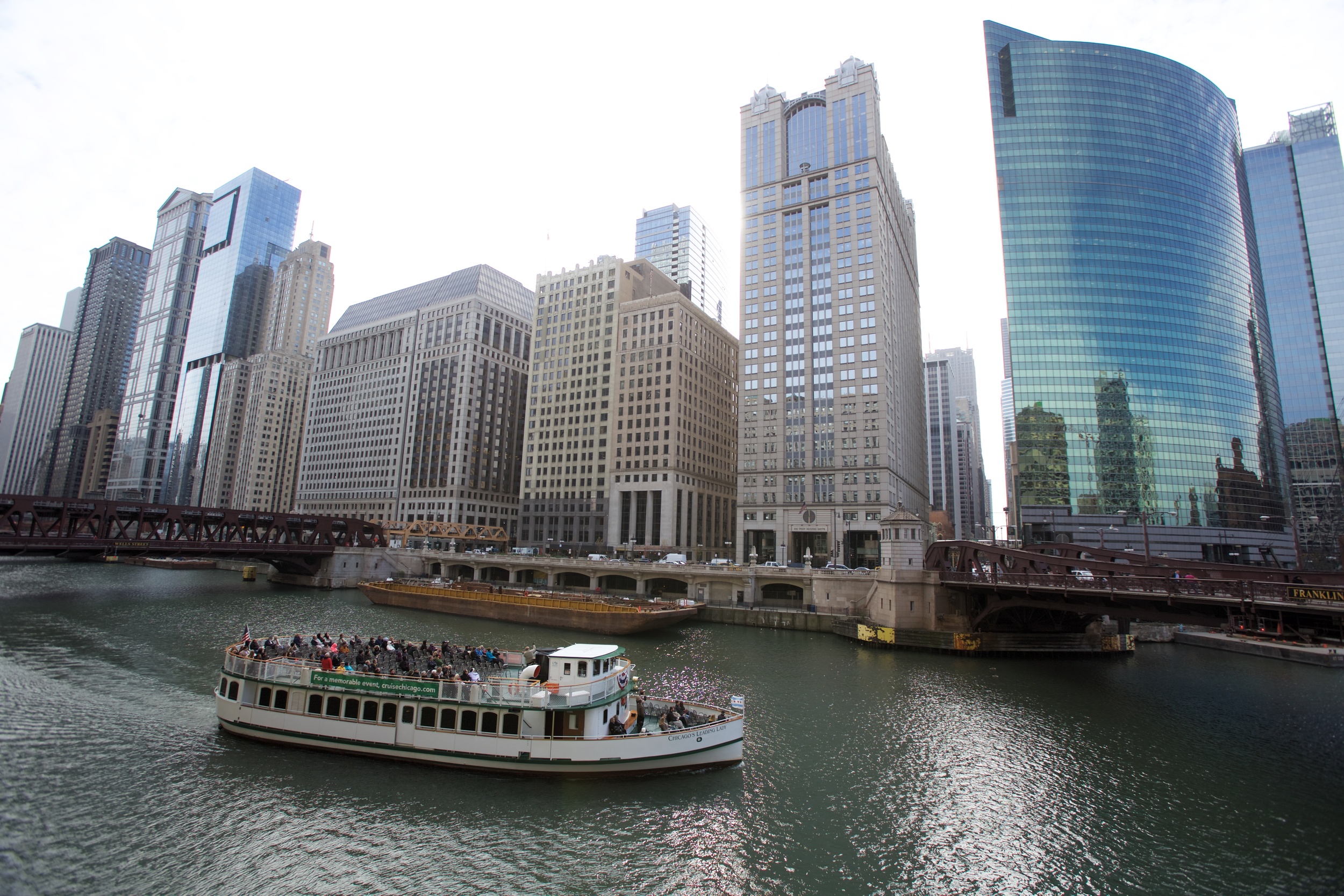 Excursion boat on the chicago river
