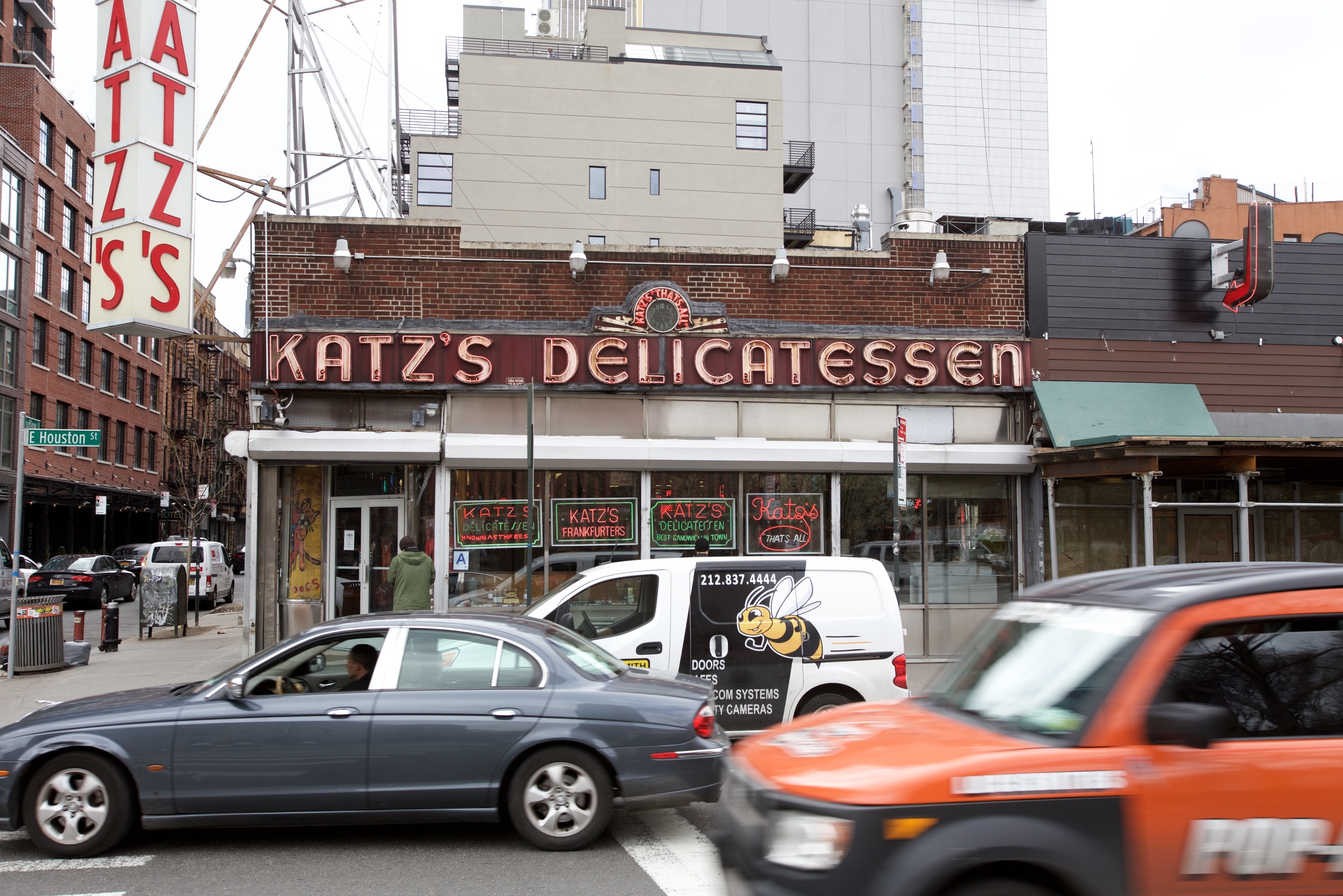 KATZ'S DELICATESSEN AT THE CORNER OF HOUSTON AND LUDLOW STREETS